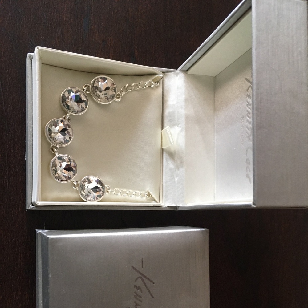 BNWT Kenneth Cole -Silver necklace